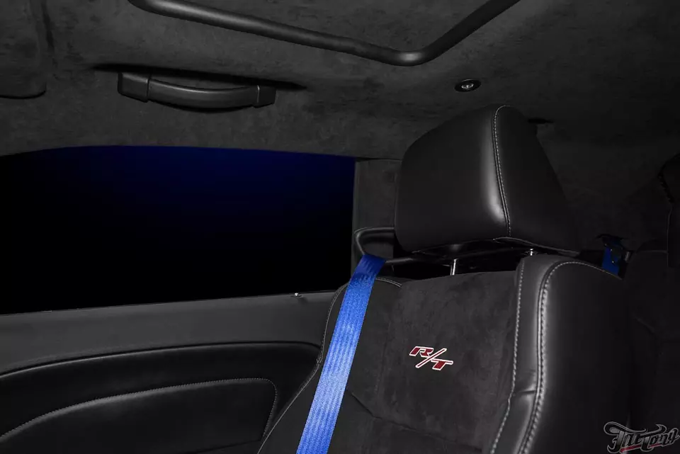 Dodge Challenger R/T. Перетяжка потолока, руля в алькантару, синие ремни безопасности, порошковый окрас дисков!